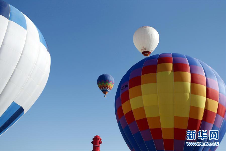 中國·寧夏（靈武）熱氣球節舉行試飛