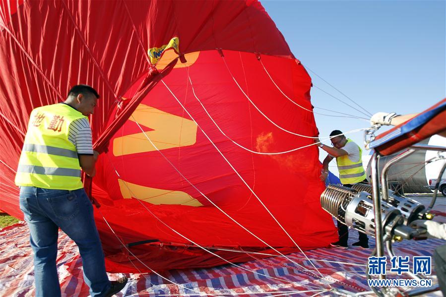 中國·寧夏（靈武）熱氣球節舉行試飛