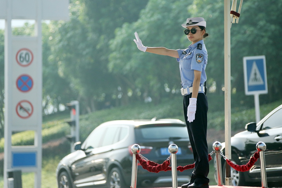 高温下女交警每天转身1200次(图由巴中市公安局提供 刘占坤 摄)在人员