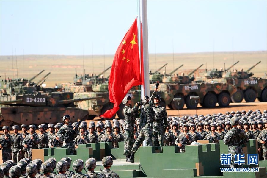 7月30日，庆祝中国人民解放军建军90周年阅兵在位于内蒙古的朱日和训练基地举行。中共中央总书记、国家主席、中央军委主席习近平检阅部队并发表重要讲话。这是升旗仪式。新华社记者 李刚 摄