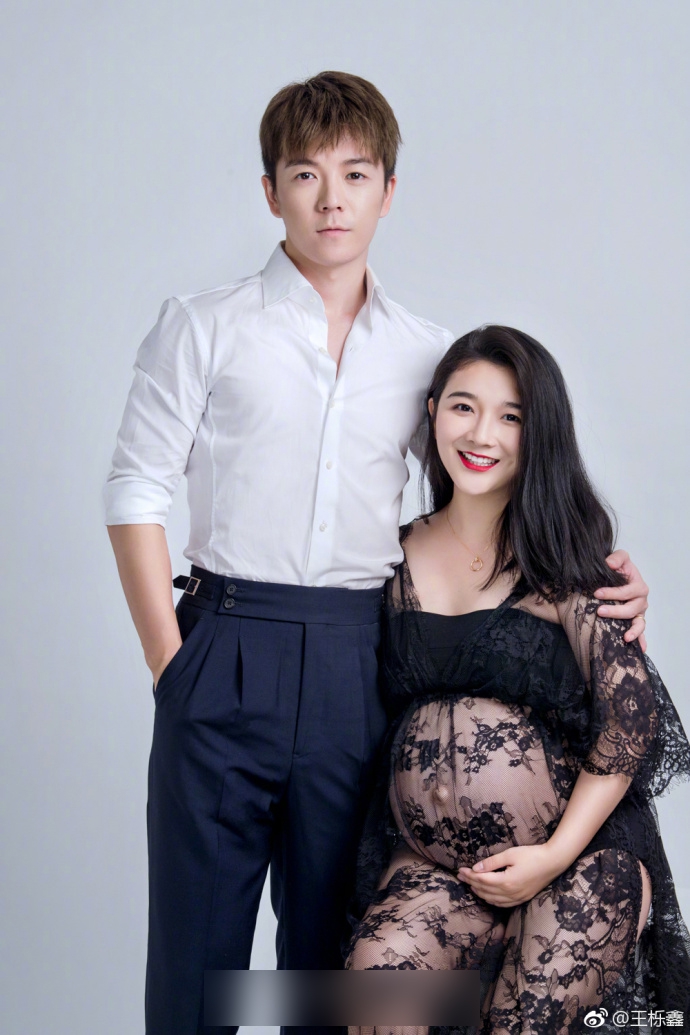 组图：王栎鑫晒全家福为老婆庆生 吴雅婷身穿薄纱晒二胎孕肚