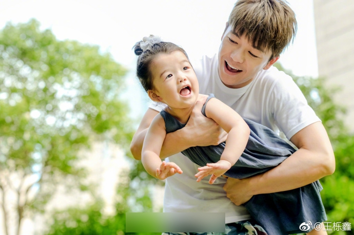 组图：王栎鑫晒全家福为老婆庆生 吴雅婷身穿薄纱晒二胎孕肚