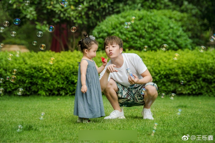 组图：王栎鑫晒全家福为老婆庆生 吴雅婷身穿薄纱晒二胎孕肚