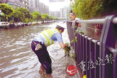 【社会民生 列表】交巡警徒手扣开5个排水口 警服湿透 深夜才回家