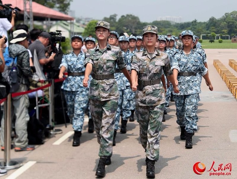 學(xué)員們在教官的帶領(lǐng)下踏著整齊的步伐步入會場 。（攝影：周漢青 易定）