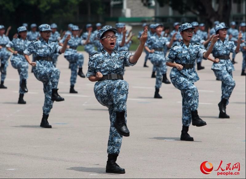 軍事夏令營學(xué)員展示訓(xùn)練成果。（攝影：周漢青 易定）