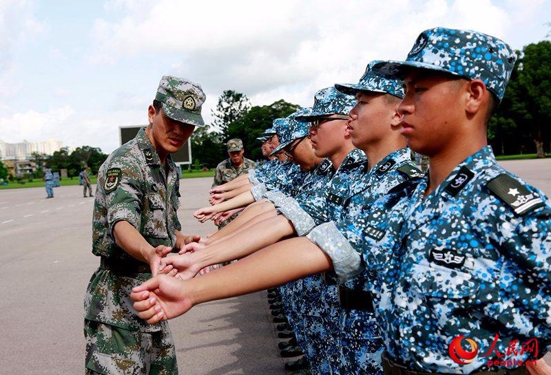 學(xué)員們接受軍事訓(xùn)練。（攝影：周漢青 易定）