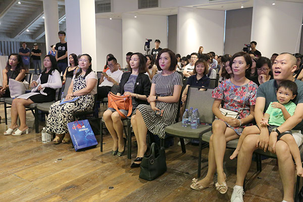 图片默认标题 图片默认标题_fororder_7月29日,《帧像·故事中国》医·talk系列沙龙在北京举行。图为台下嘉宾倾听育儿故事。中国网记者 高南 摄