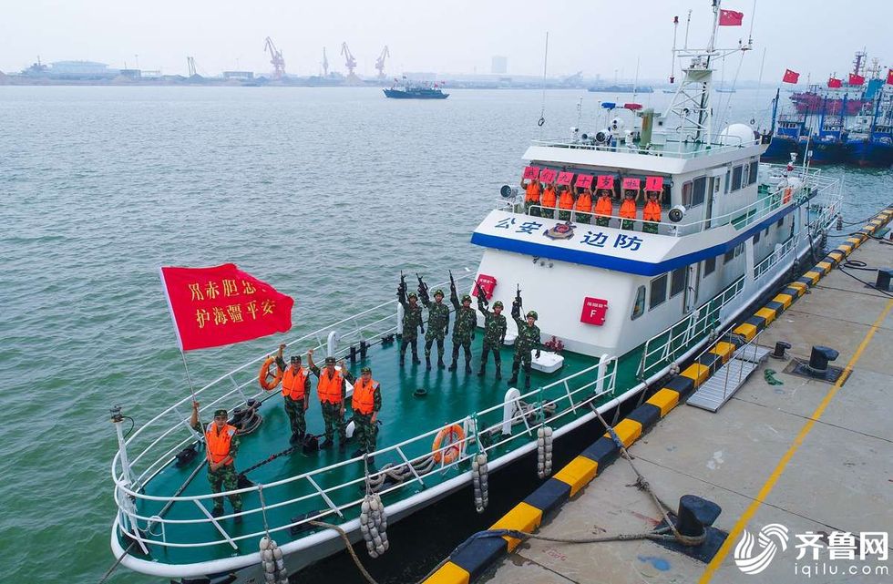 东营武警边防船艇官兵在甲板合影留念庆祝建军90周年