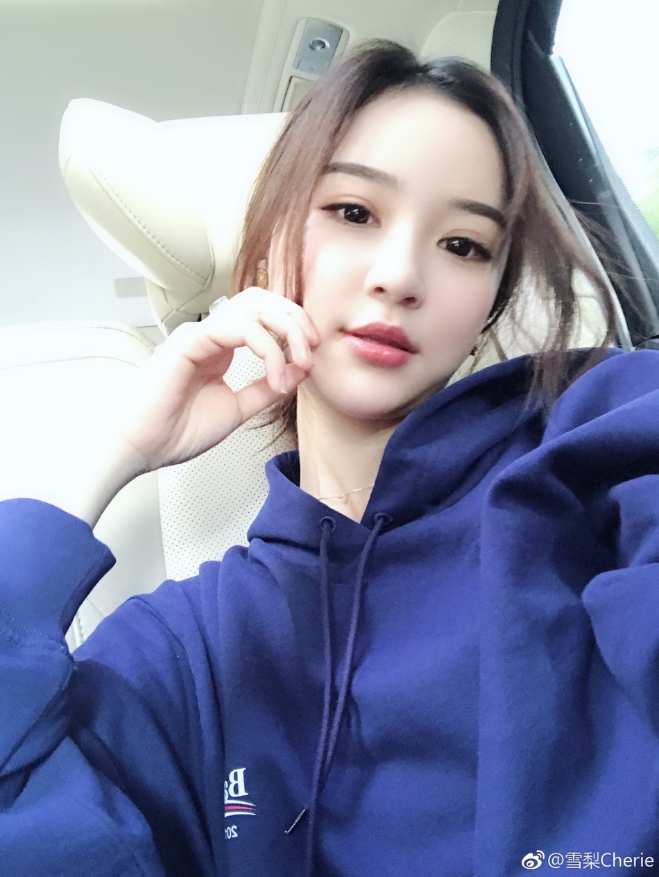 成为别人的新娘!思聪前女友雪梨订婚后首晒近况