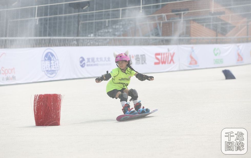 北京申冬奥成功两周年 首届京津冀青少年夏季滑雪挑战赛举行