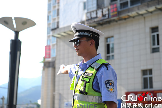 已过审【区县联动】【奉节】酷暑下的蓝色导航人 奉节交警高温一线坚守【区县联动】 酷暑下的导航人 奉节交警高温一线坚守