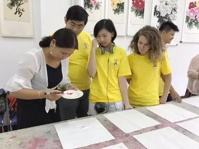 海外华裔青少年走进洛阳 参观牡丹画创意园