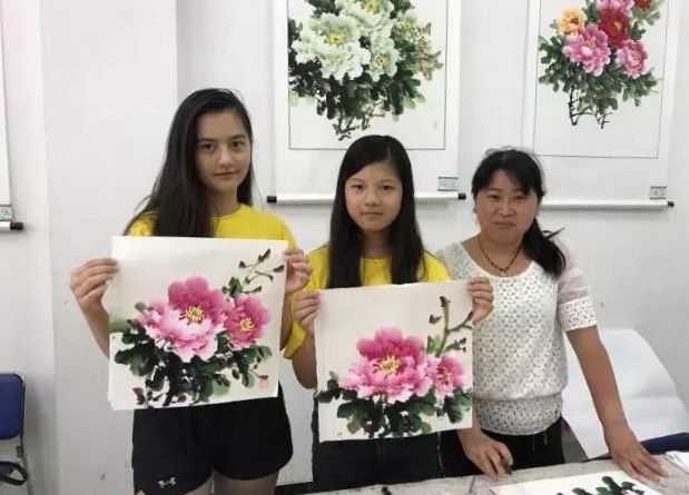 海外華裔青少年走進洛陽 參觀牡丹畫創意園