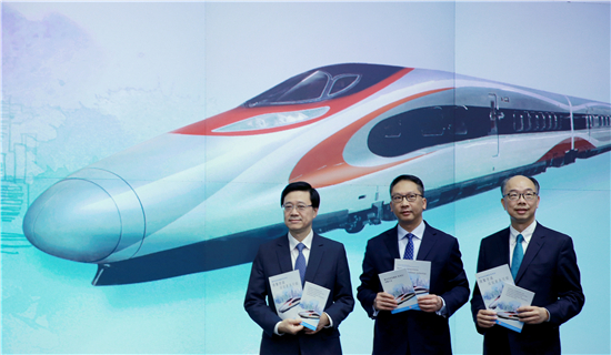 图片默认标题_fororder_7. 7月25日，香港特区政府召开记者会宣布，广深港高铁香港段西九龙站将实行“一地两检”通关程序。图为律政司司长袁国强（中）、运输及房屋局局长陈帆（右）与保安局局长李家超在记者会上（图：新华社）