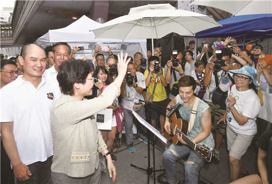 图片默认标题_fororder_4. 7月2日，林郑月娥就任行政长官后第二日，即落区与市民会面（图：香港特区政府新闻处）