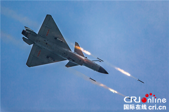 "歼10-b"战机正在进行火箭攻击