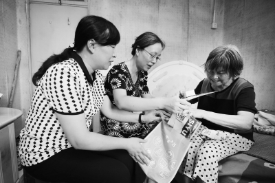 （公益）南京五台山社区工作人员 高温天慰问空巢老人