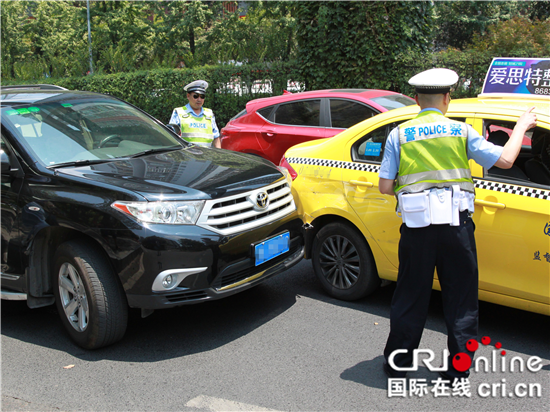 已过审【法制安全 列表】重庆交警：烈日下的坚守