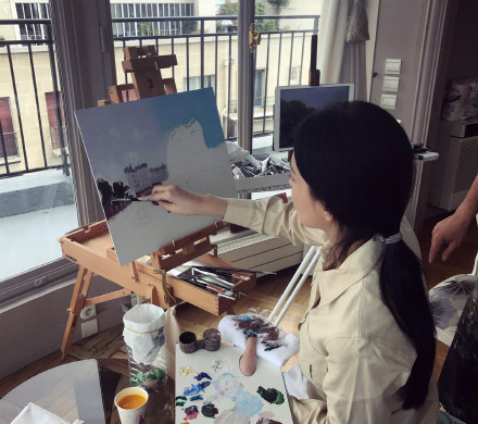 张馨予侧颜画画文艺范十足笑称想吃榨菜