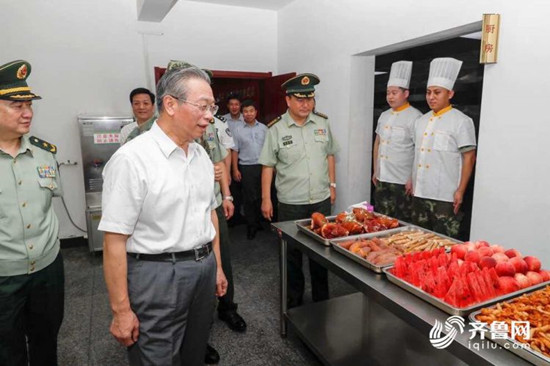 刘家义走访慰问武警官兵并召开军转干部座谈会 图片默认标题_fororder_17