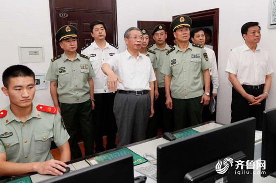 刘家义走访慰问武警官兵并召开军转干部座谈会 图片默认标题_fororder_18