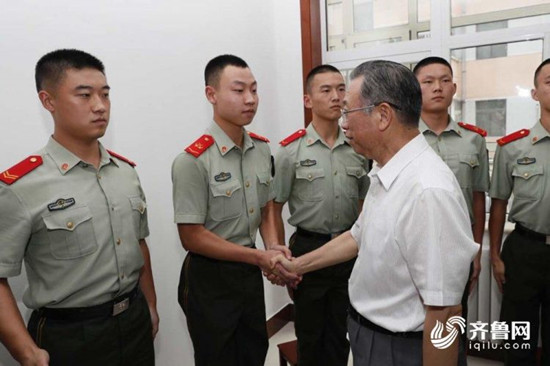 刘家义走访慰问武警官兵并召开军转干部座谈会 图片默认标题_fororder_19